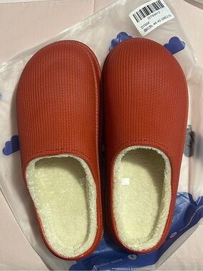 Cloudie Cozy Red House Slippers US Women’s 12.5-13.5 New